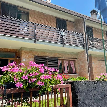 Casa A Schiera Fronte Lago Con Giardino بارسيز المظهر الخارجي الصورة