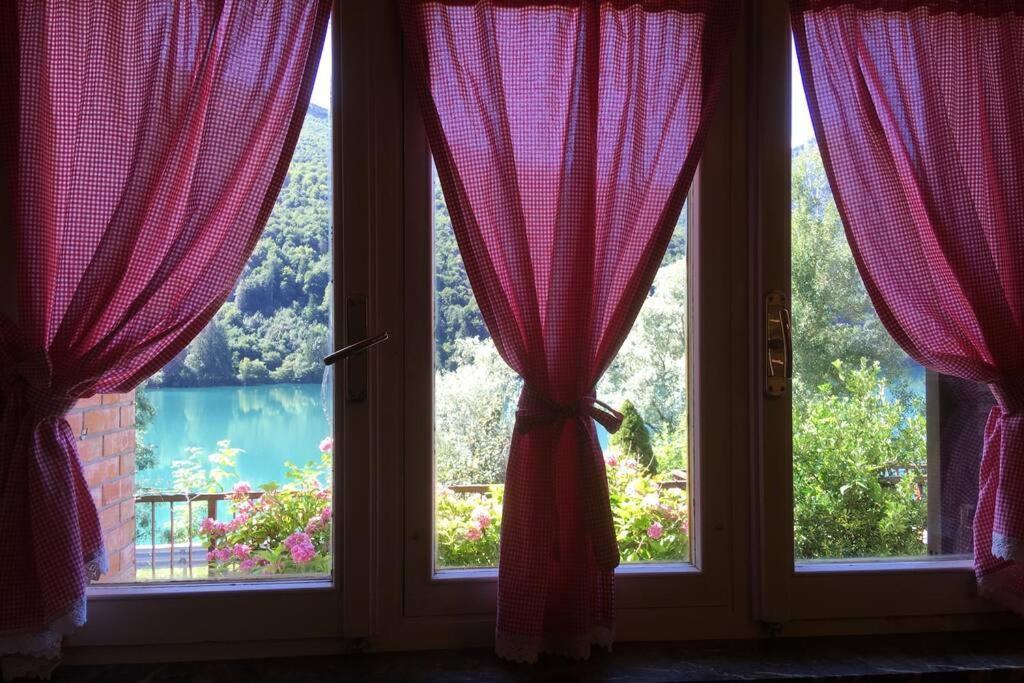 Casa A Schiera Fronte Lago Con Giardino بارسيز المظهر الخارجي الصورة