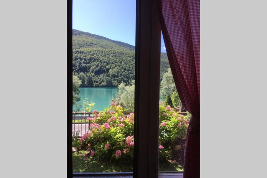 Casa A Schiera Fronte Lago Con Giardino بارسيز المظهر الخارجي الصورة