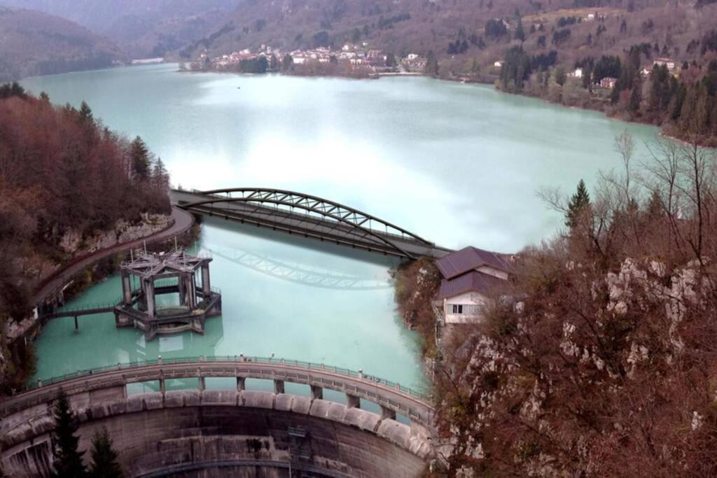 Casa A Schiera Fronte Lago Con Giardino بارسيز المظهر الخارجي الصورة