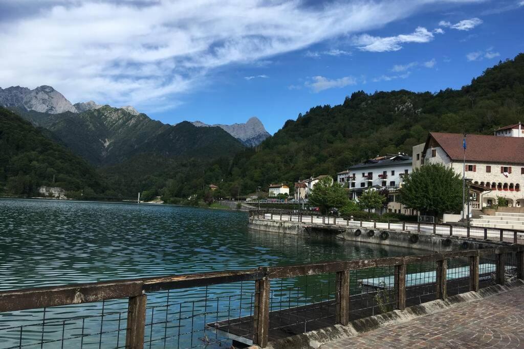 Casa A Schiera Fronte Lago Con Giardino بارسيز المظهر الخارجي الصورة