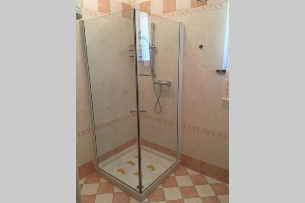Casa A Schiera Fronte Lago Con Giardino بارسيز المظهر الخارجي الصورة