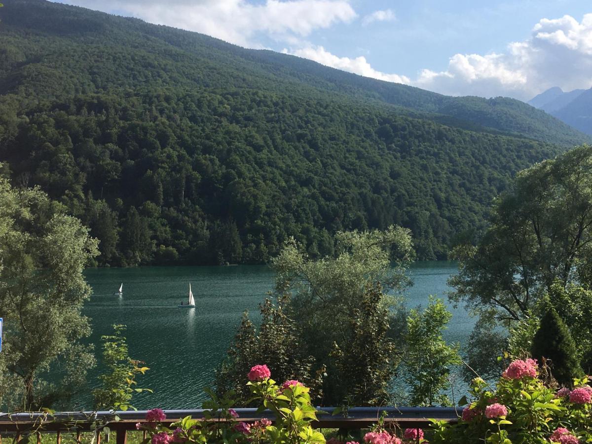 Casa A Schiera Fronte Lago Con Giardino بارسيز المظهر الخارجي الصورة