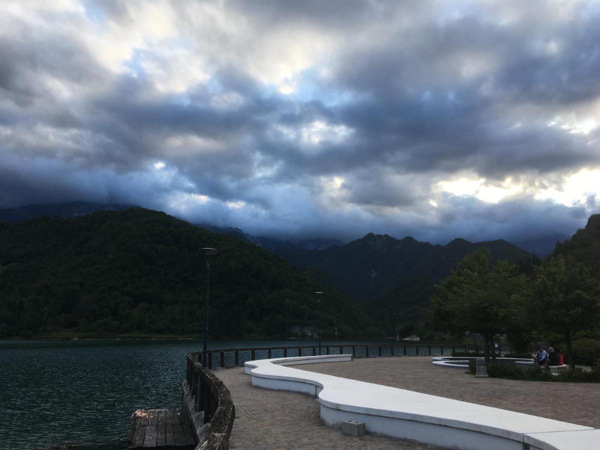 Casa A Schiera Fronte Lago Con Giardino بارسيز المظهر الخارجي الصورة