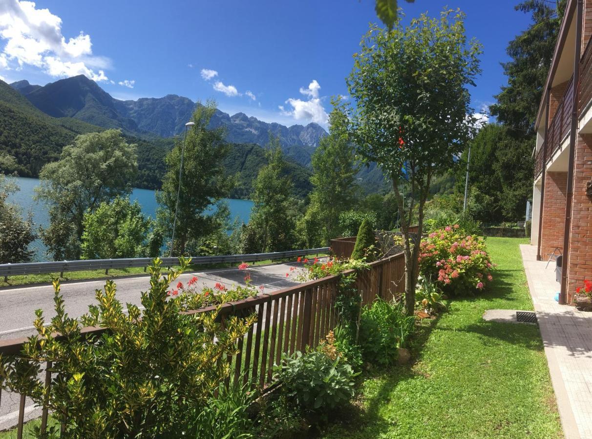 Casa A Schiera Fronte Lago Con Giardino بارسيز المظهر الخارجي الصورة