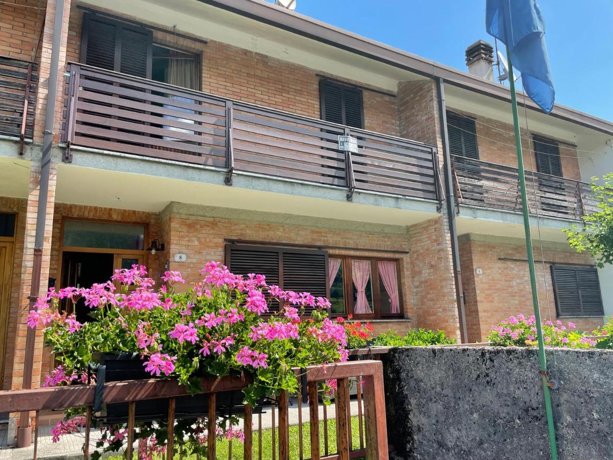 Casa A Schiera Fronte Lago Con Giardino بارسيز المظهر الخارجي الصورة