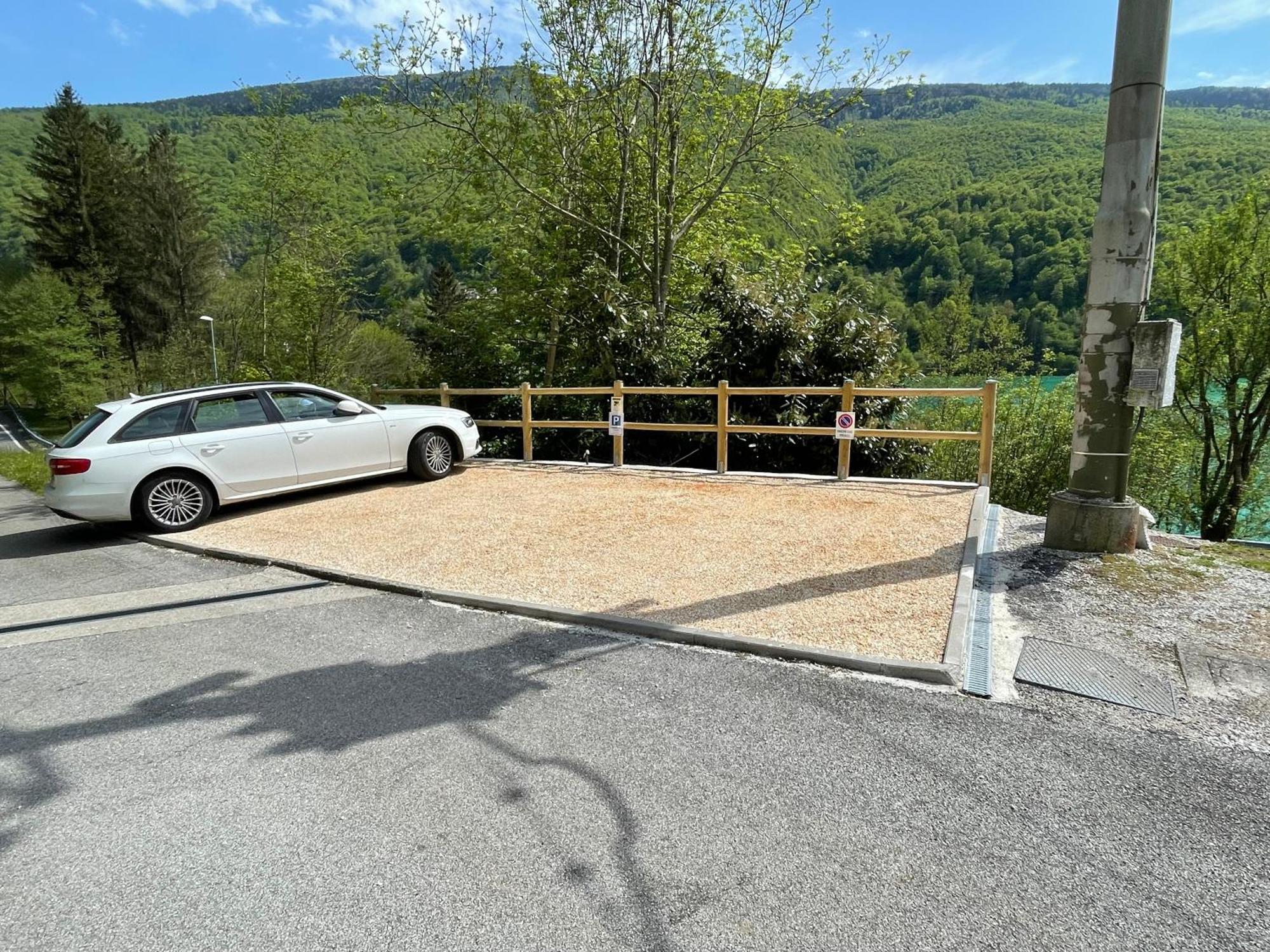 Casa A Schiera Fronte Lago Con Giardino بارسيز المظهر الخارجي الصورة